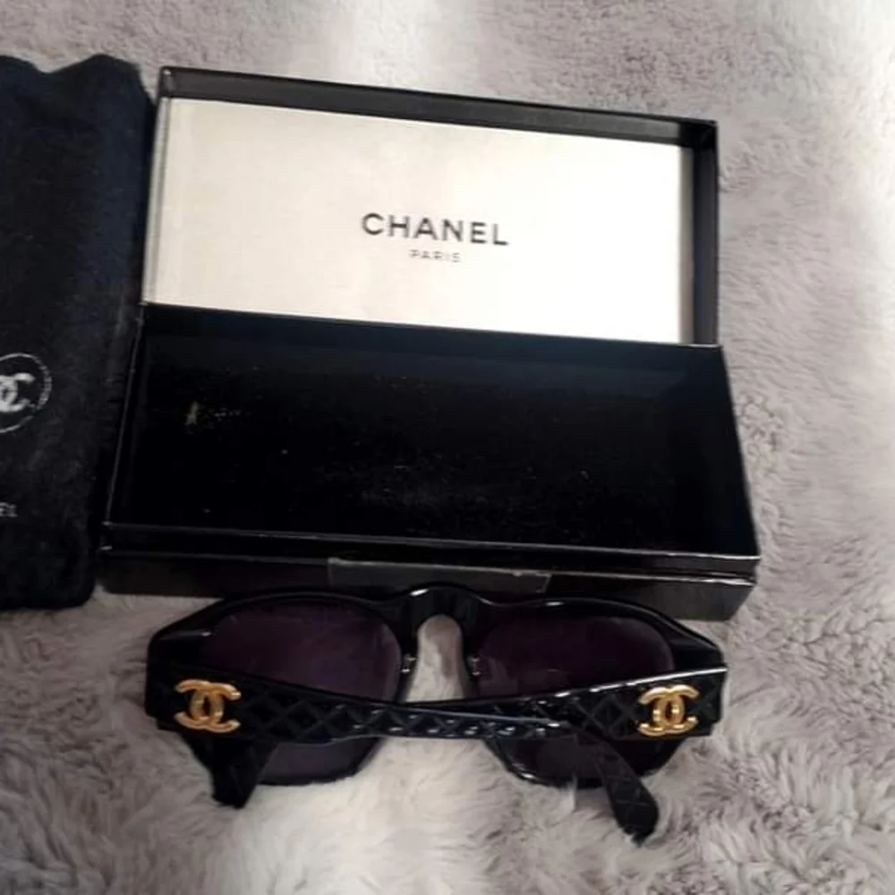 CHANEL Elegant Black Sunglasses with Gold Accent - Picture 2 of 8